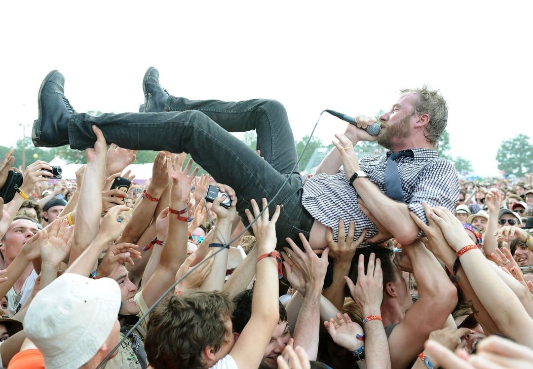 Matt Berninger canta sobre el público del Festival Bonnaroo 2010