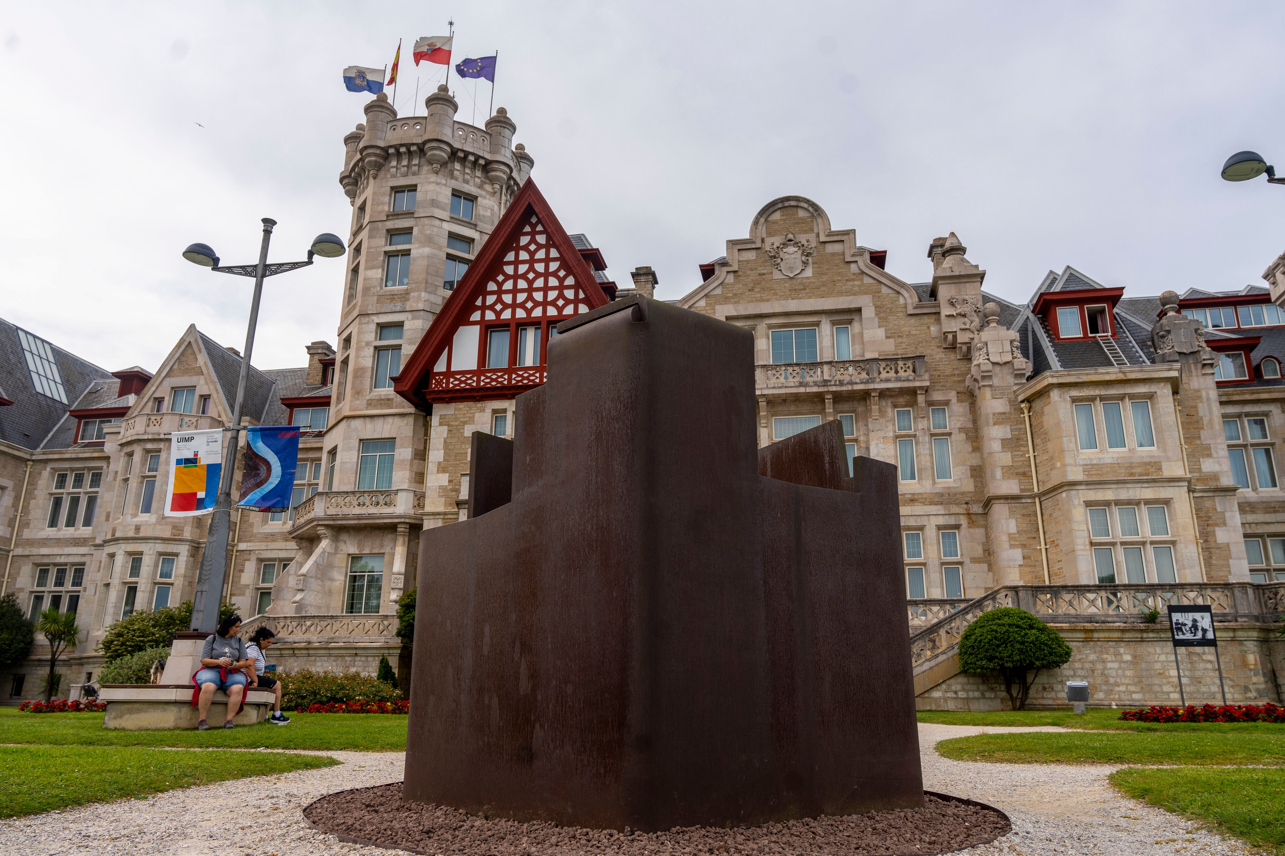 SANTANDER, 12/06/2025.- Homenaje de la Universidad Internacional Menéndez Pelayo, a la obra de Eduardo Chillida &quot;Consejo al espacio VII&quot;, realizada por el artista vasco en 1996 en acero corten. EFE/ROMÁN G. AGUILERA

