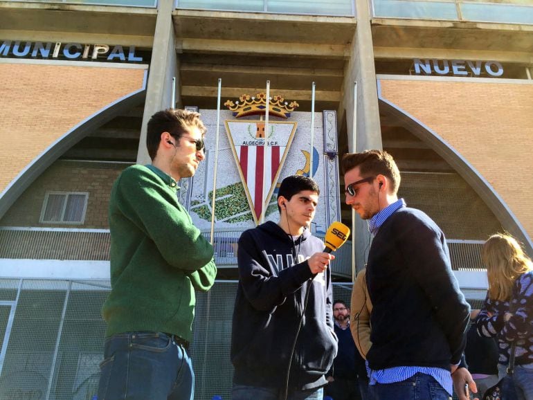 Francisco Javier Gudiel y Daniel Correa, presidente y vicepresidente, has hoy, del Algeciras C.F. hablan con Álvaro Gallardo.