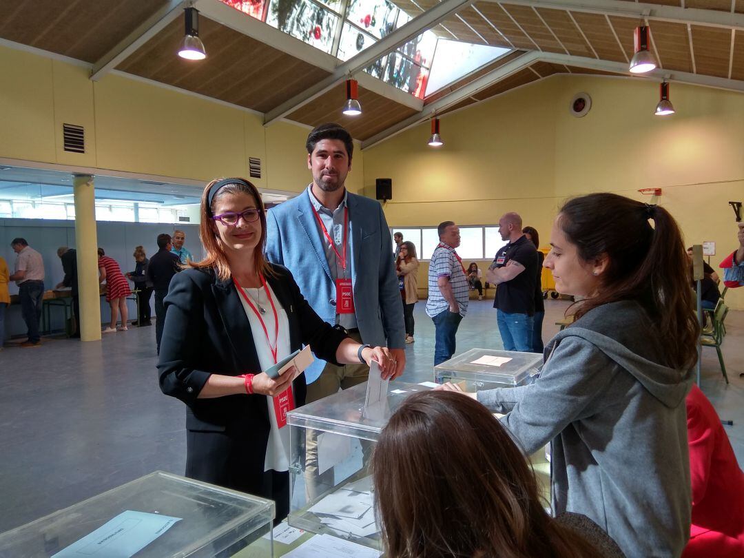 Noelia Posse,alcaldesa de Móstoles, ejerciendo su derecho al voto 