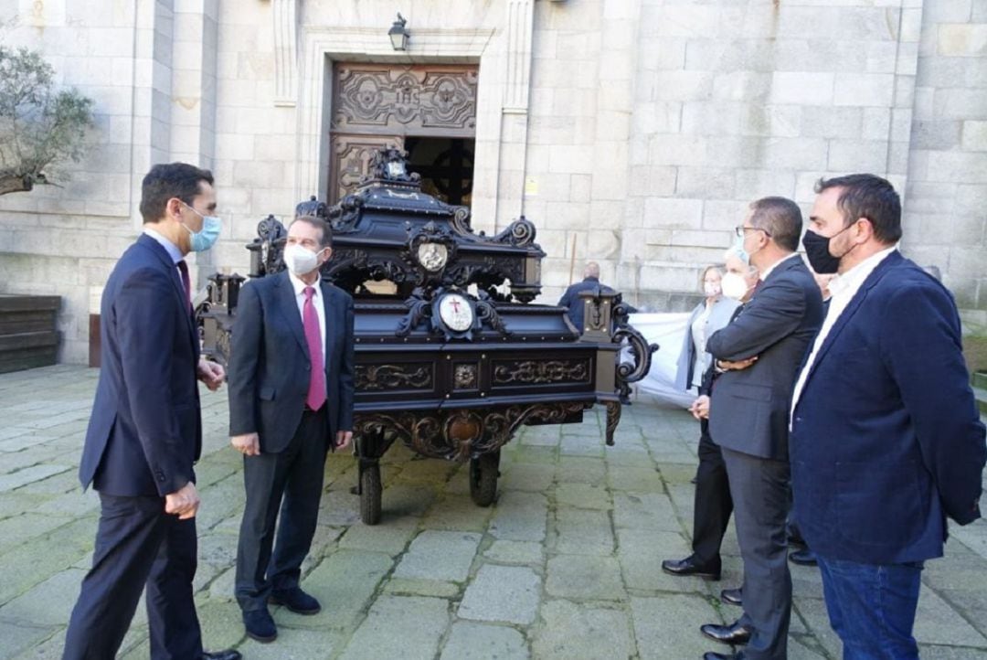 Abel Caballero, este martes junto a la carroza reparada.