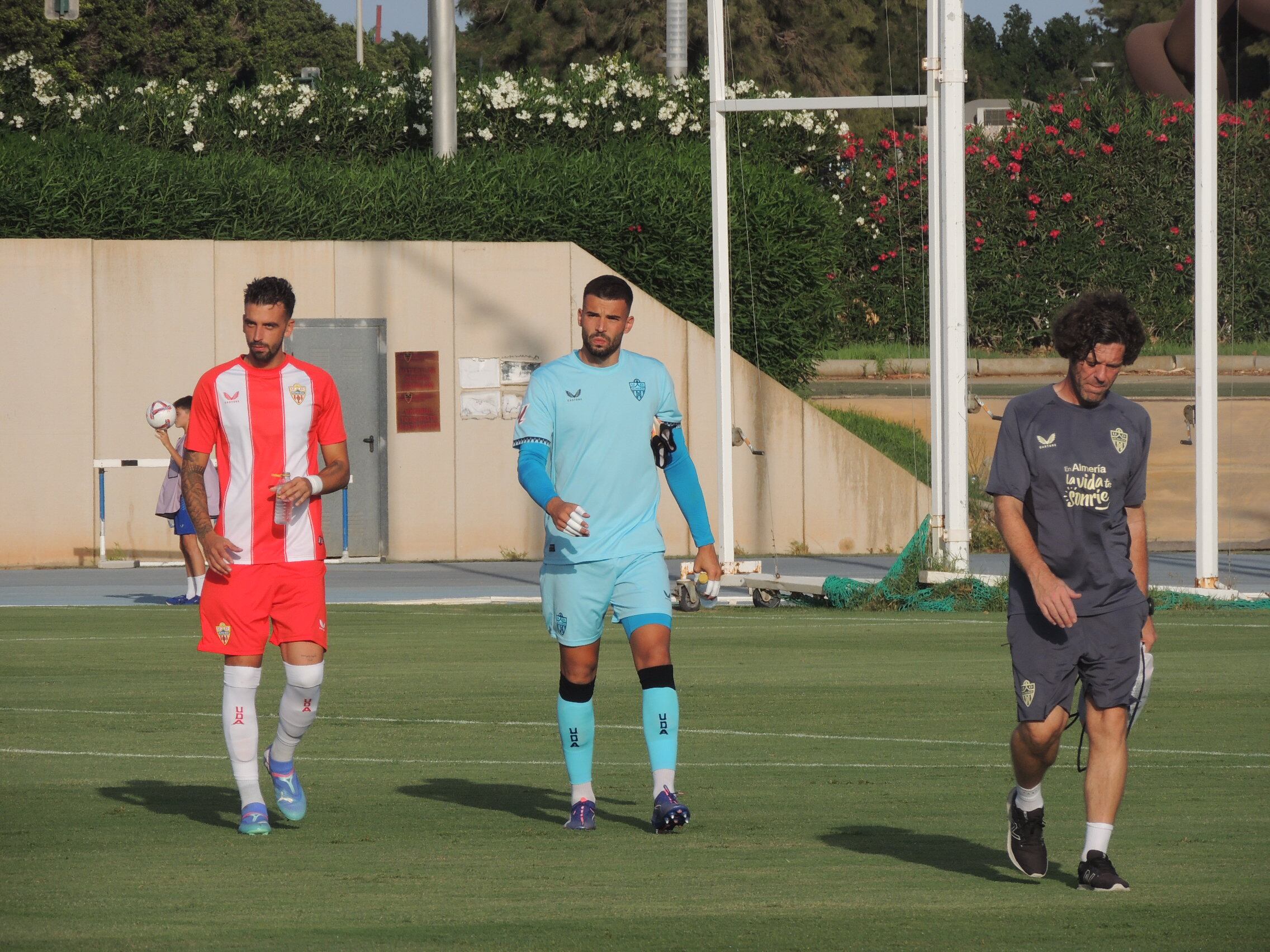 El portero portugués en la previa del Almería-Marbella en el campo Anexo.