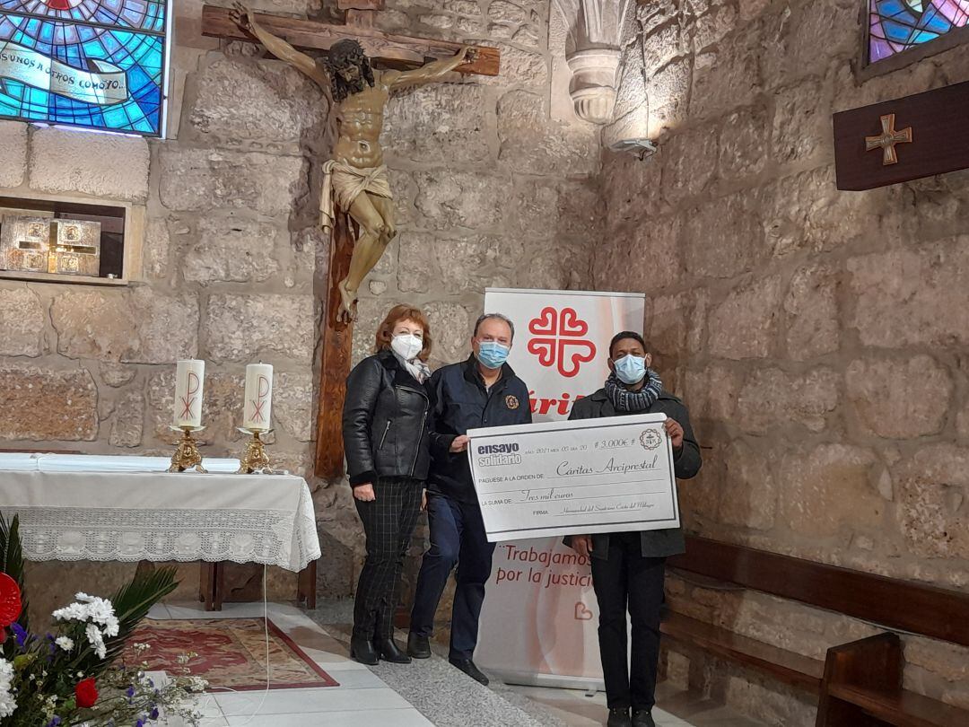 Entrega del cheque a Cáritas de la Hermandad Cristo del Milagro