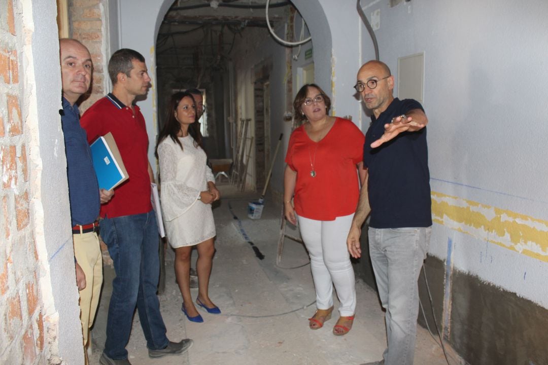 La delegada de la Junta, Carmen Olmedo y la directora de Bienestar Social, Prado Zúñiga han conocido las obras junto al director del Centro, Santiago Alonso