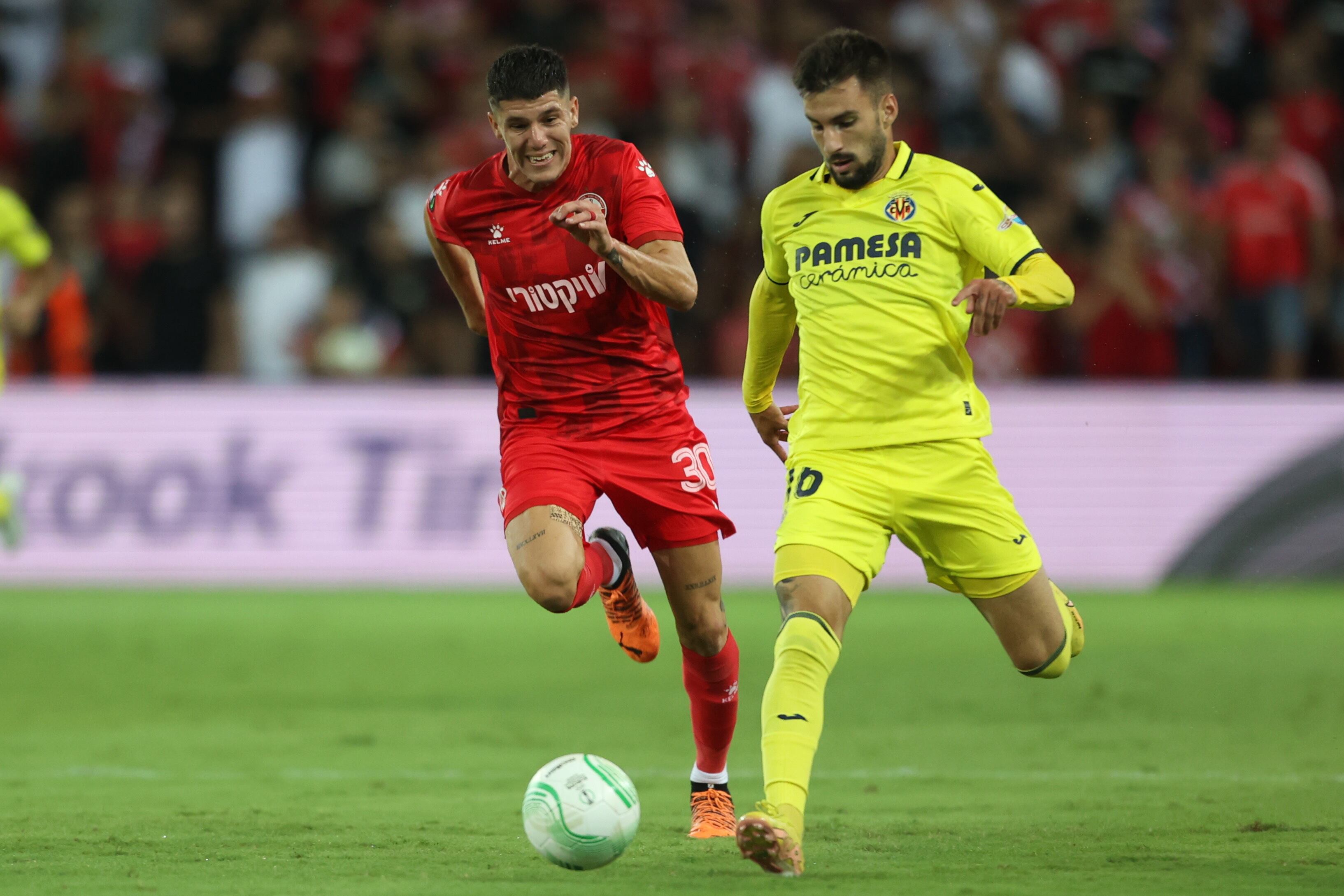 Beer Sheva (Israel), 15/09/2022.- Alex Baena (R) of Villarreal in action against Or Dadia (L) of Hapoel Beer Sheva during the UEFA Europa Conference League group C soccer match between Hapoel Beer-Sheva and Villarreal CF in Beer Sheva, southern Israel, 15 September 2022. EFE/EPA/ABIR SULTAN
