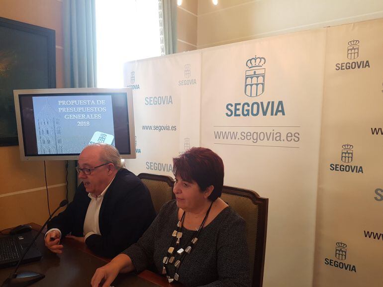 Alfonso Reguera, concejal de Economía y Hacienda, y la alcaldesa de Segovia, Clara Luquero presentan los presupuestos de 2018.