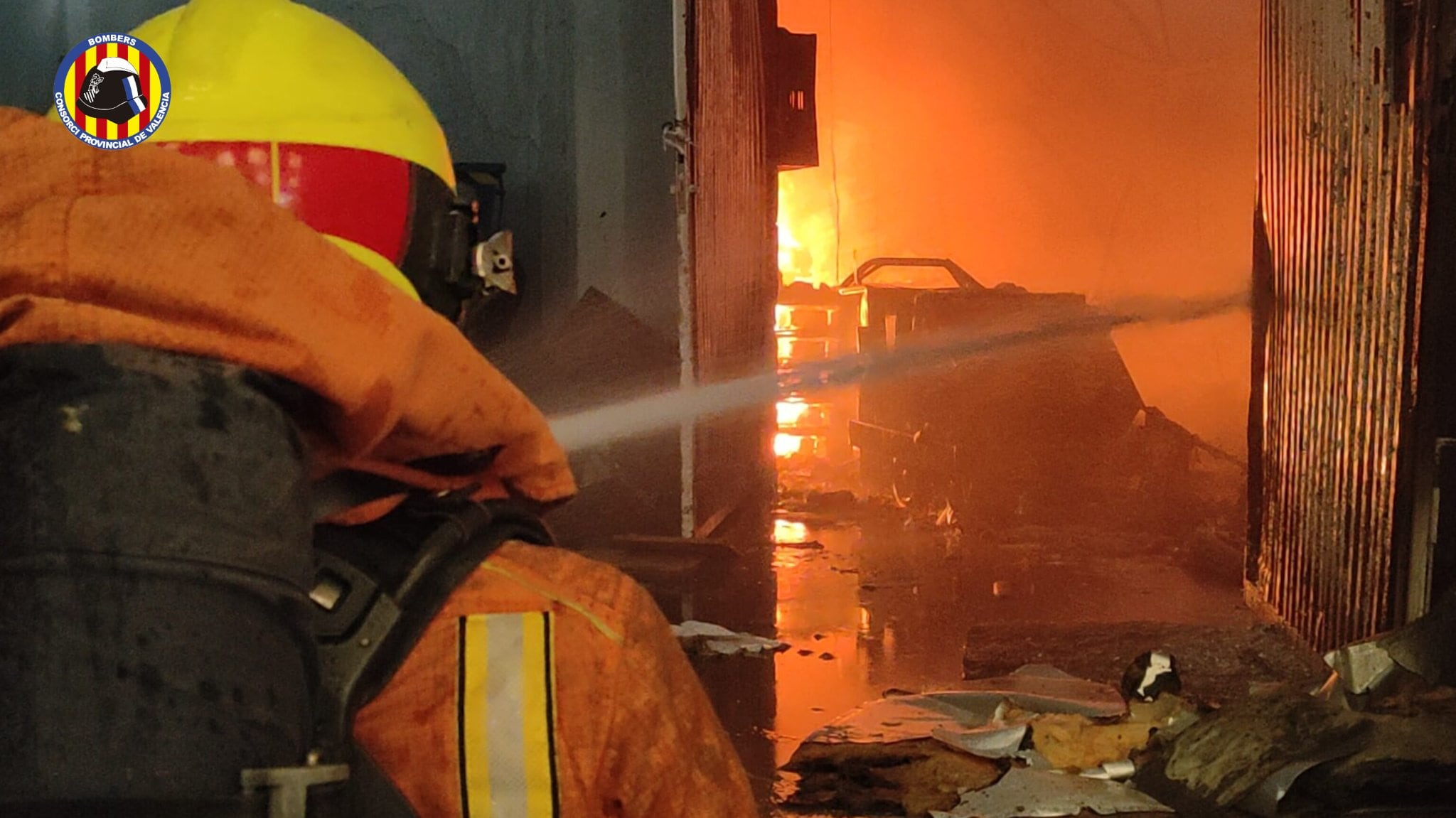 Imagen del incendio industrial registrado este domingo en Sollana