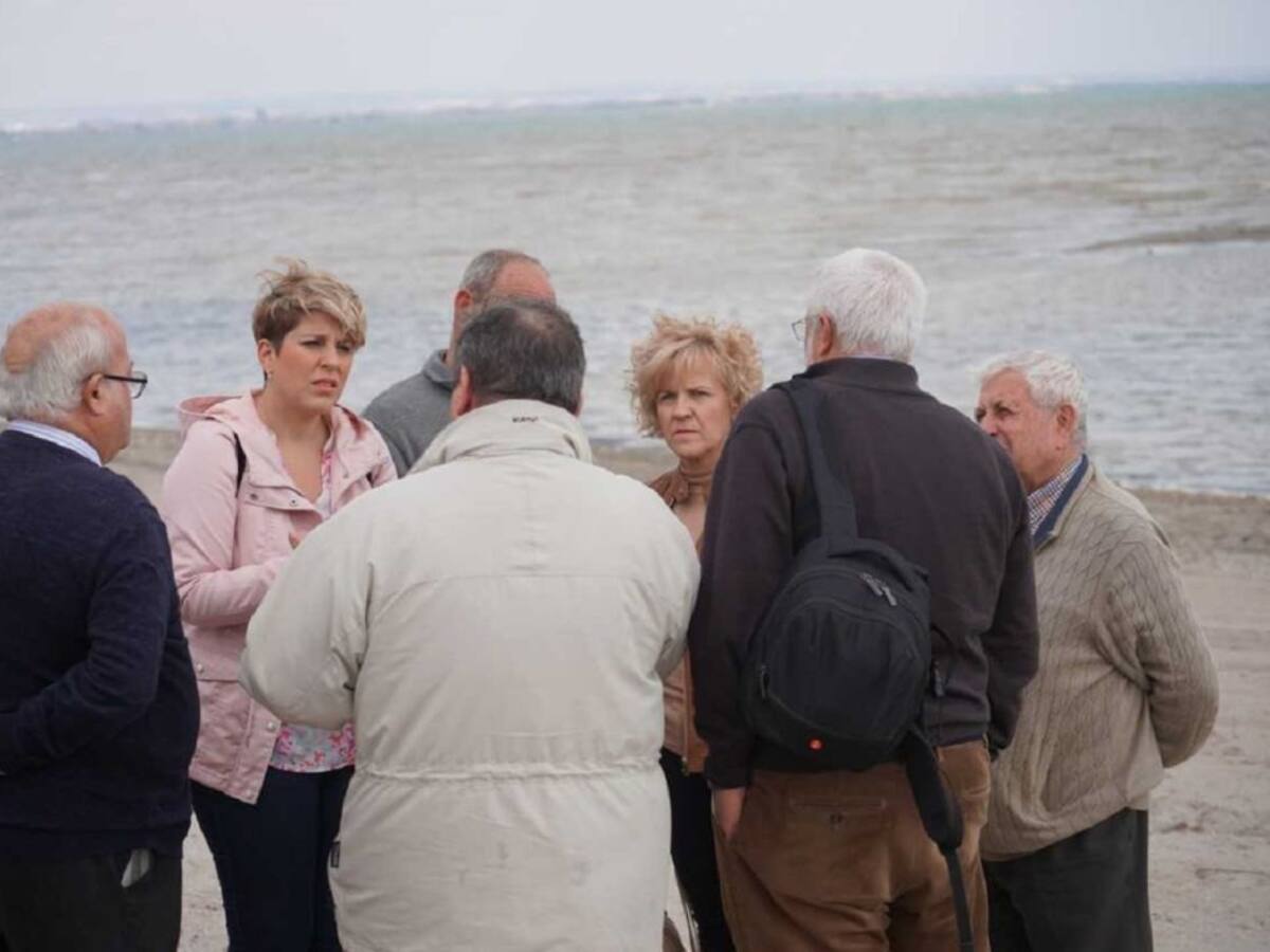 Noelia Arroyo: "Es urgente limpiar las playas antes de que el agua devuelva los residuos al Mar Menor"