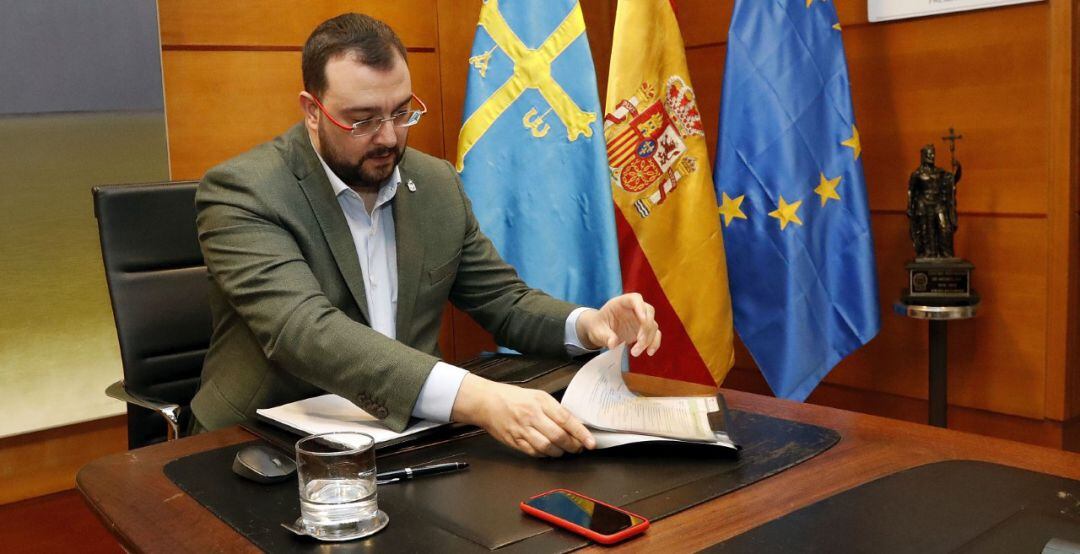 El presidente del Principado, Adrián Barbón, antes de una reunión. 