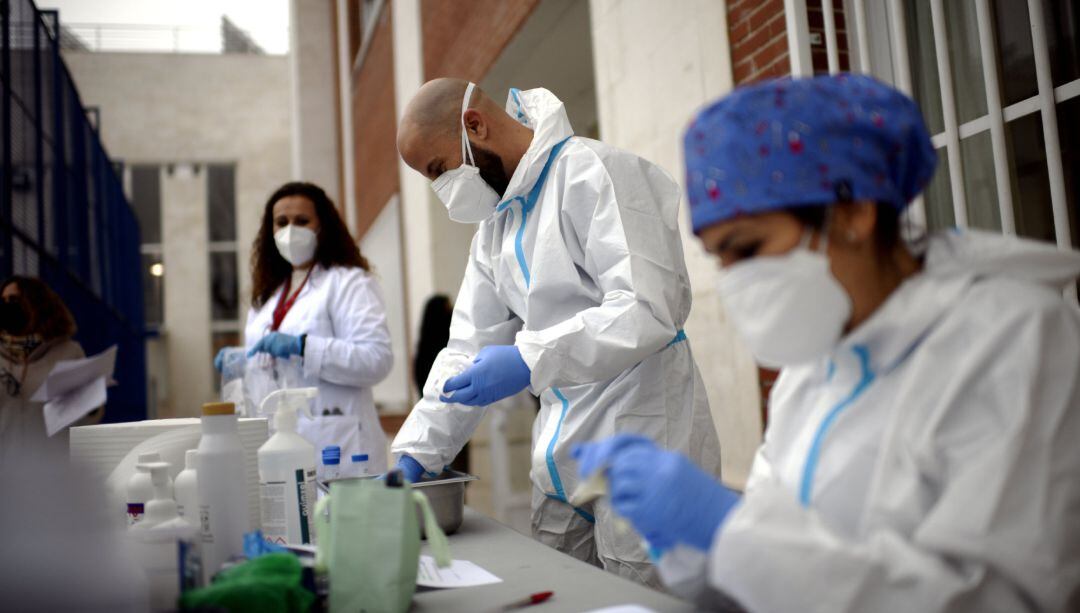 Sanitarios realizando tests de RT-PCR