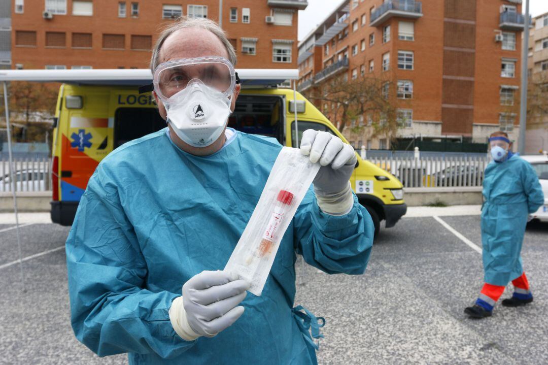 Dispositivo sanitario de la prueba test del PCR para detectar la infección por coronavirus a las personas desde su coche.