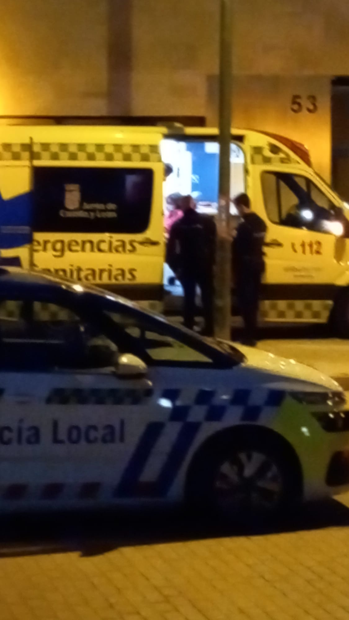El varón afectado por inhalación de humo ha sido atendido por los servicios sanitarios en el lugar del suceso