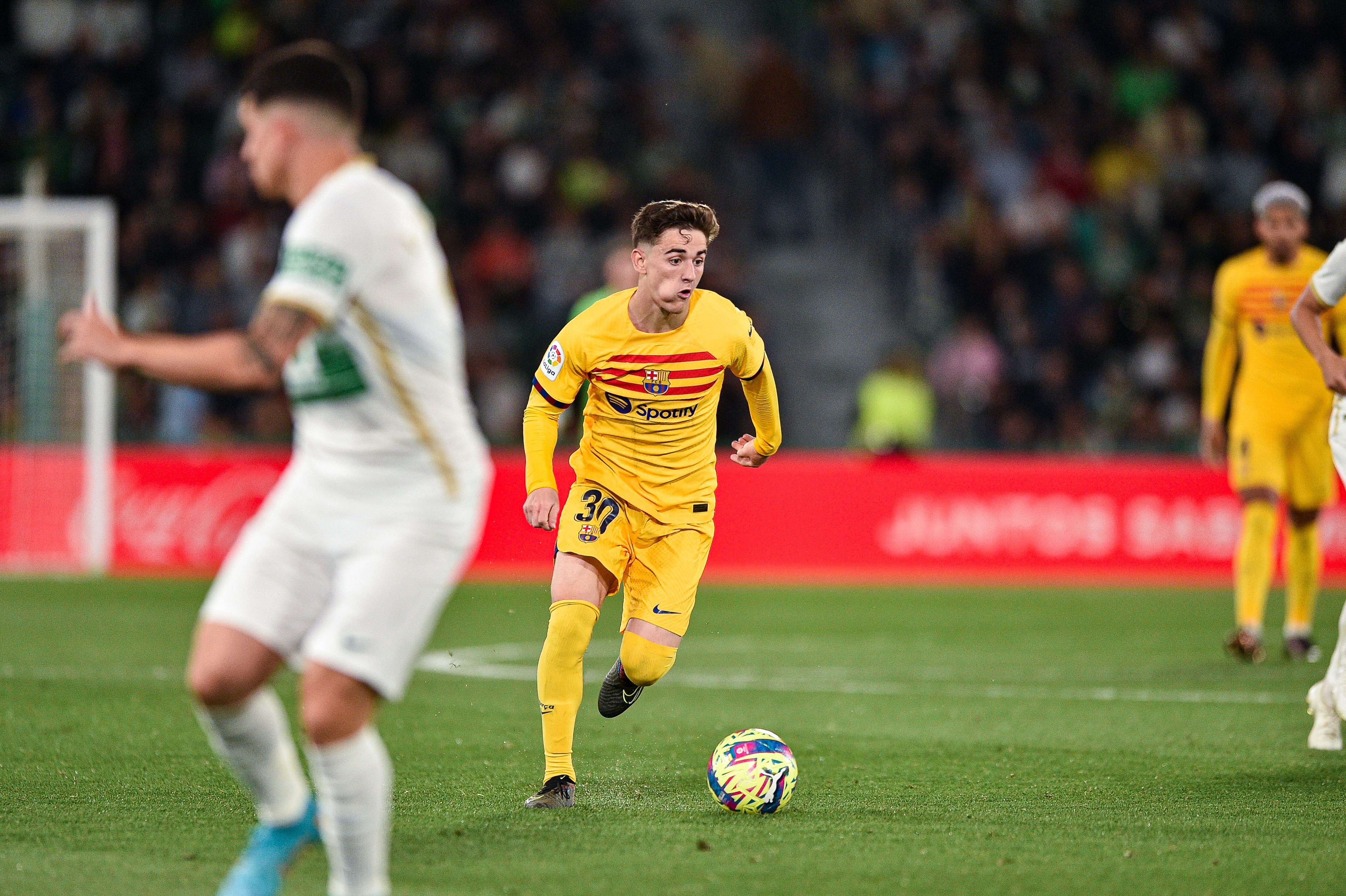 Gavi controla el balón durante el Elche 0-4 FC Barcelona.