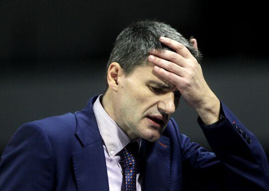 VAL10 KLAIPEDA (LITUANIA), 13/11/2014.- El entrenador del Valencia Basket, Velimir Perasovic durante el partido ante el Neptunas Klaipeda correspondiente al grupo D de la Euroliga disputado en Klaipeda, Lituania hoy 13 de noviembre de 2014. EFE/Valda Kalnina