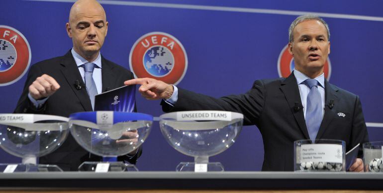 Una instantánea del primer sorteo de grupos que tuvo lugar en Nyon en agosto