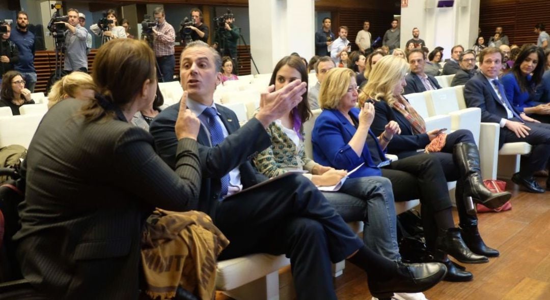 La representante de la Asociación Mujeres Marroquíes, Nadia Otmani, se enfrenta al portavoz de Vox en el Ayuntamiento de Madrid, Javier Ortega Smith, durante el acto municipal por el Día contra la Violencia Machista