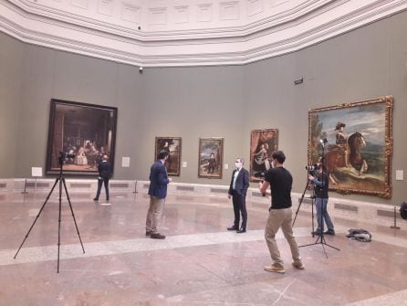 Imagen de una entrevista en el Museo del Prado de una televisión francesa