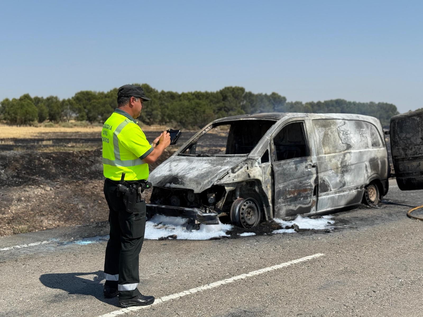 Vehículo calcinado en Almudévar