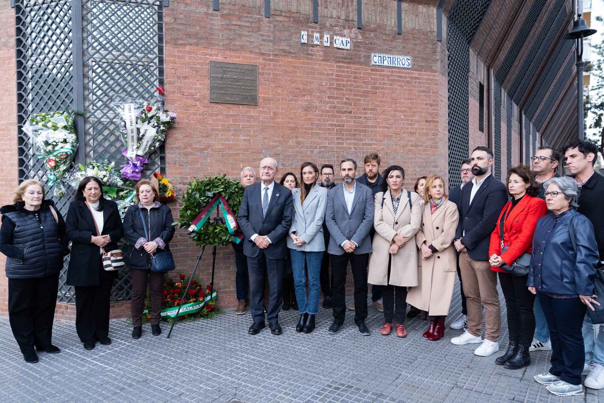 Purificación, Dolores y Francisca García Caparrós (a la izquierda) junto a miembros de la corporación municipal en el acto en memoria de su hermano Manuel José organizado por el ayuntamiento de Málaga en el lugar donde fue asesinado en 1977 (esquina Alameda de Colón, Málaga).