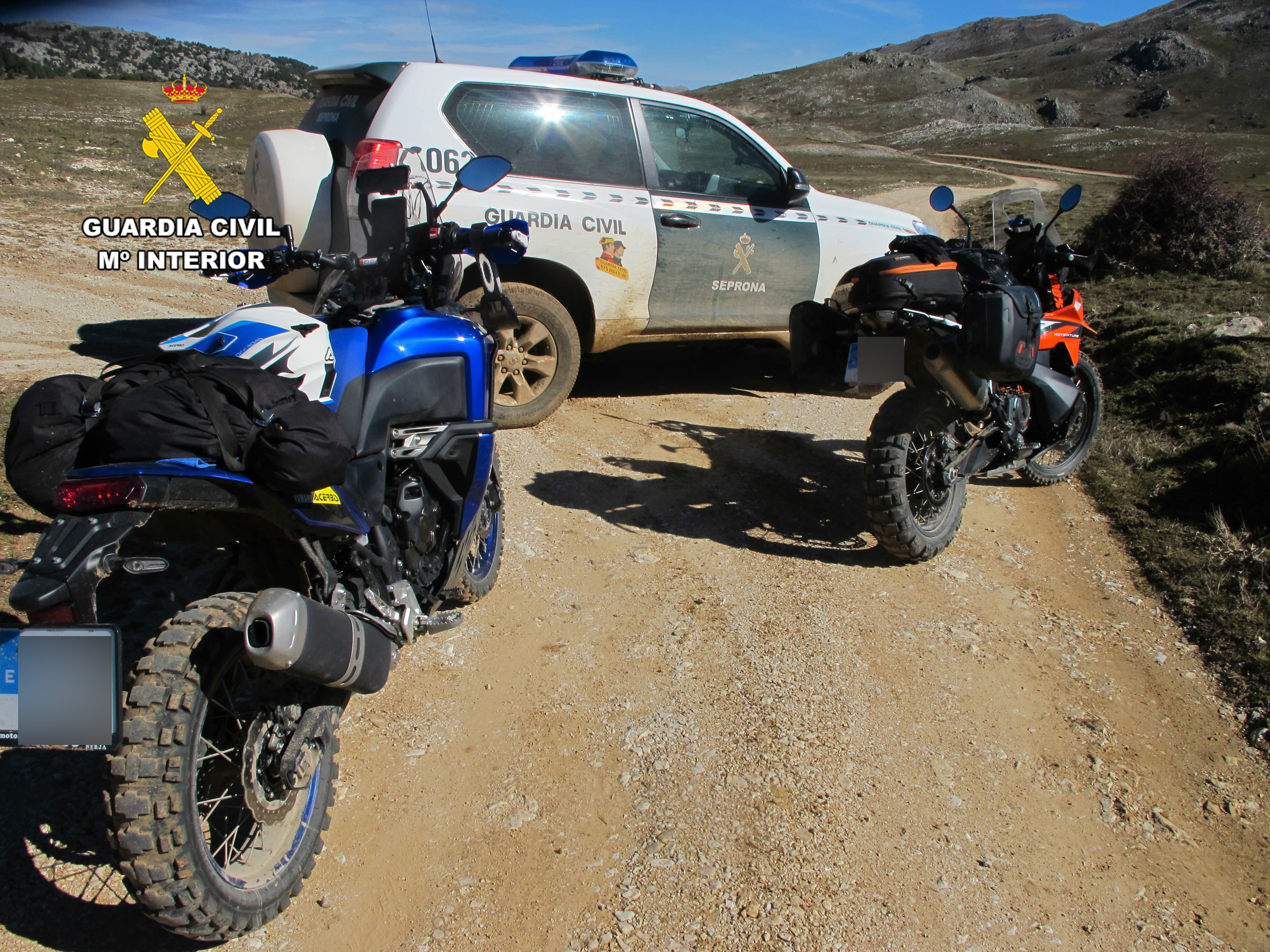 Motos en los Campos de Hernán Pelea delante de un coche de la Guardia Civil.