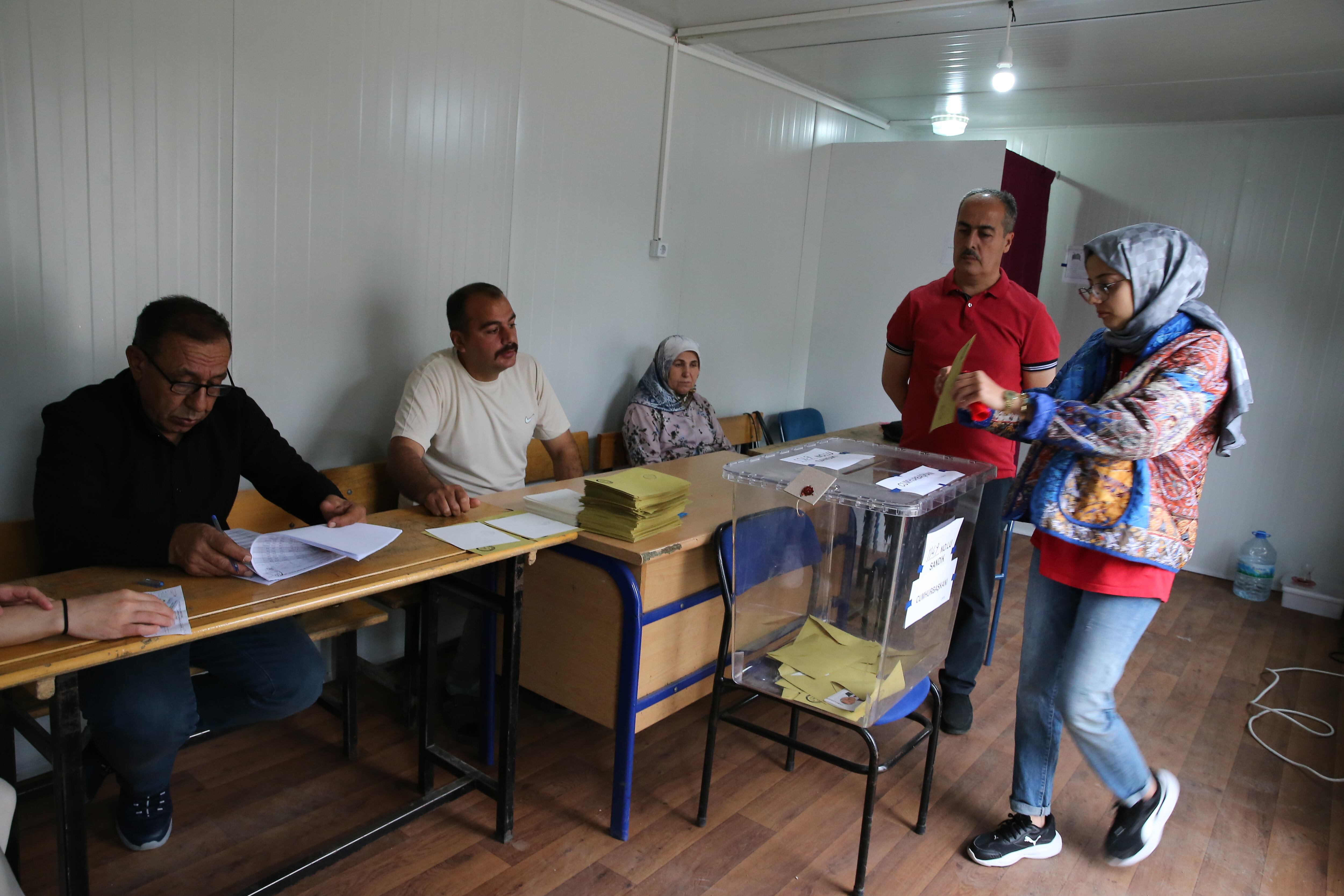 Ciudadanos turcos votando en la segunda vuelta