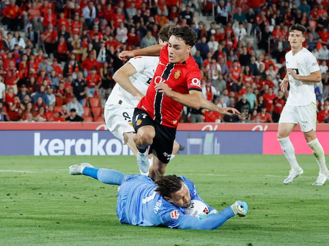 PALMA, 21/04/2026.- El portero del Valencia Stole Dimitrievski (abajo) ataja un balón durante el partido de la jornada 33 de LaLiga EA Sports entre el Real Mallorca y el Valencia, este martes en el estadio de Son Moix. EFE/ Cati Cladera