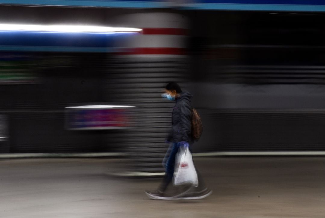 Un hombre con las compras.