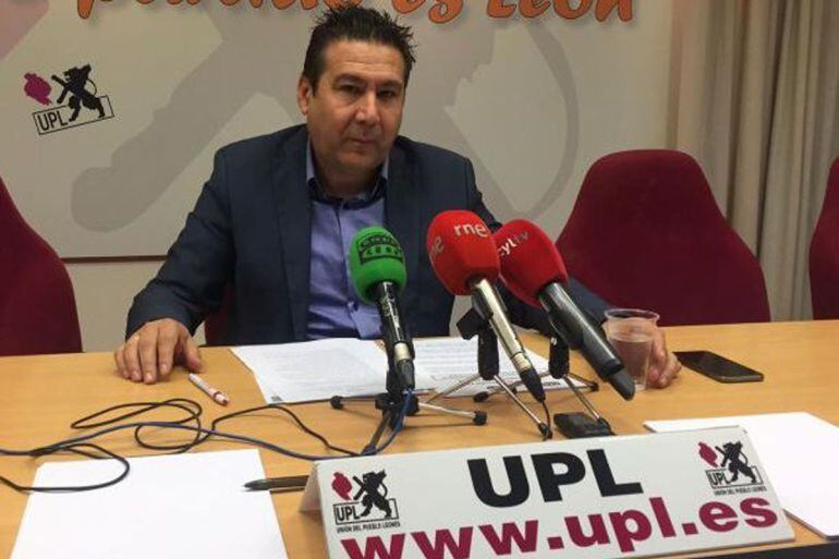 El procurador de UPL en Las Cortes de Castilla y León, Luis Mariano Santos, en rueda de prensa