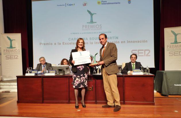 Carolina Sousa Martín ha recibido su premio de manos del rector de la Universidad de Sevilla, Miguel Ángel Castro