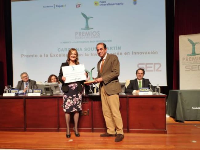Carolina Sousa Martín ha recibido su premio de manos del rector de la Universidad de Sevilla, Miguel Ángel Castro
