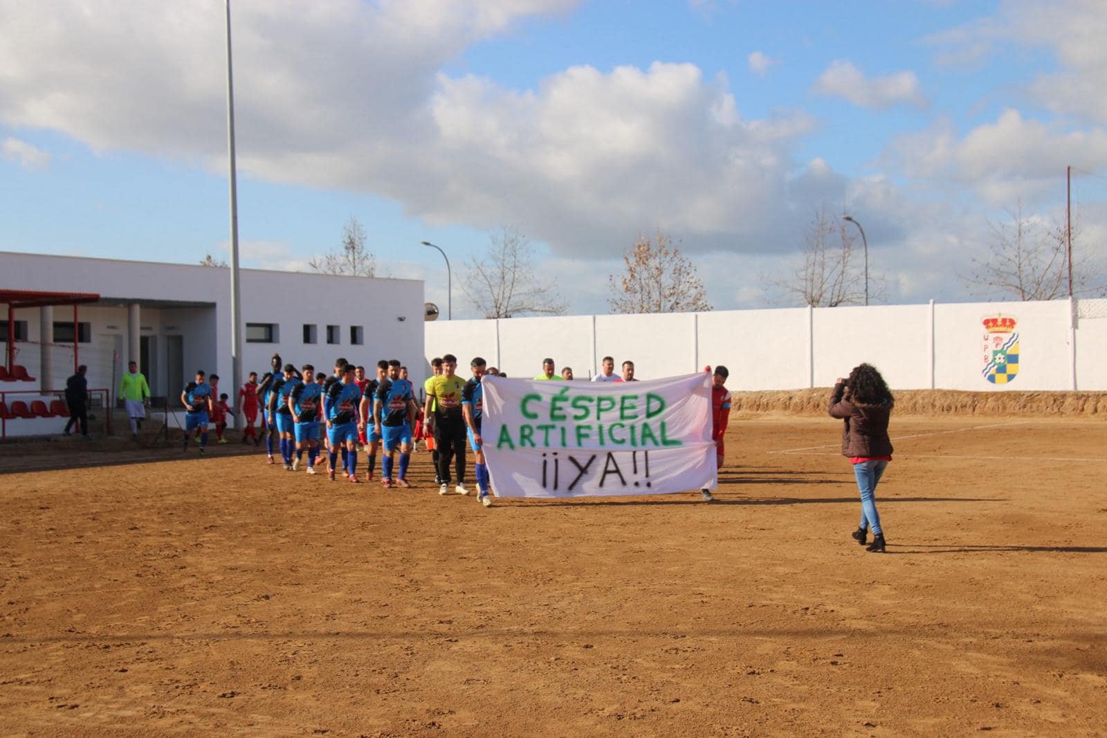 Pancarta de los jugadores de la UP Barbaño pidiendo un campo de césped artificial.