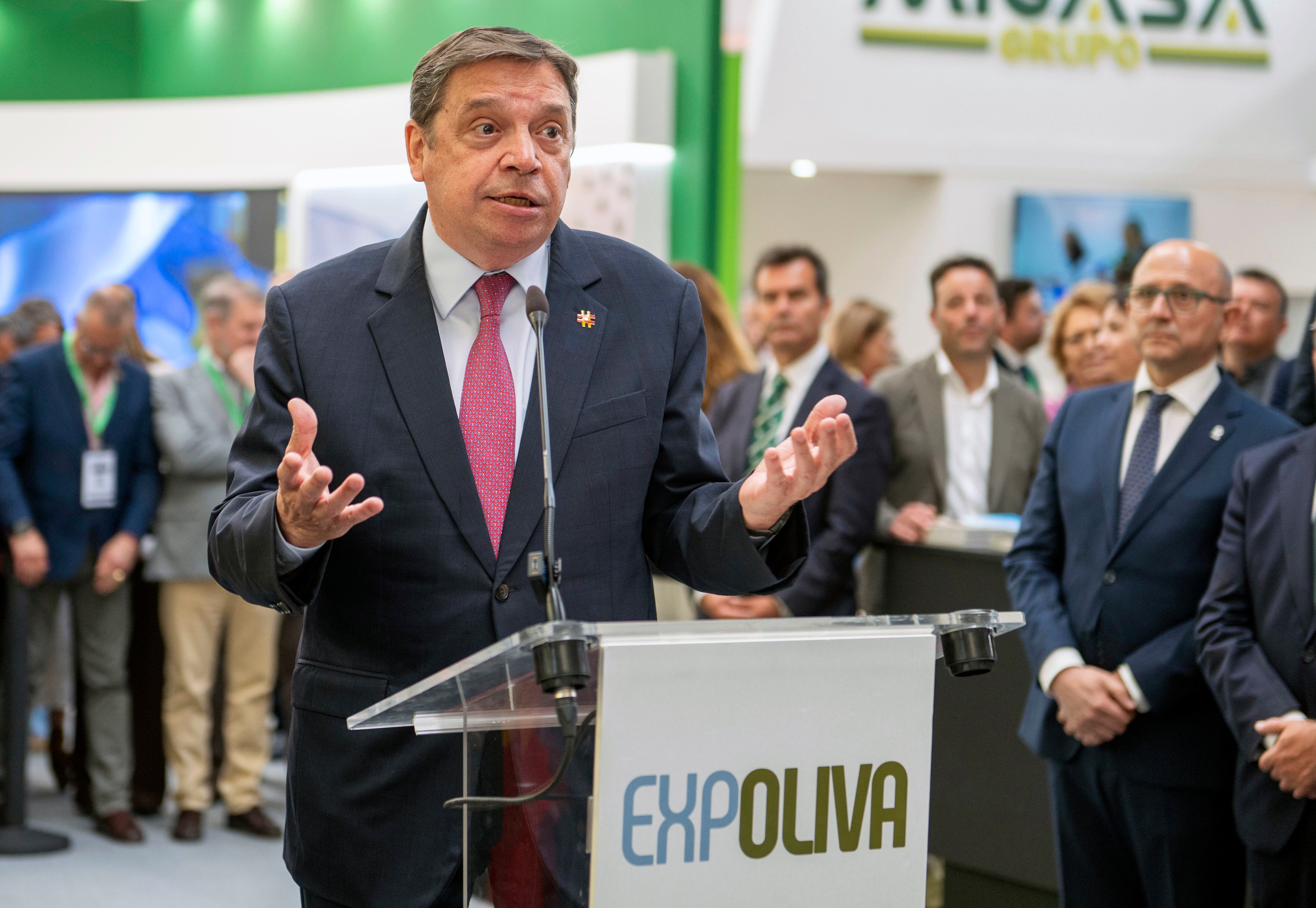 JAÉN, 14/05/2025.- El ministro de Agricultura, Pesca y Alimentación, Luis Planas, ha lanzado un mensaje de futuro al sector del aceite de oliva en España con el reto de comercializar cuatro millones de toneladas antes del año 2040, frente a las 3,2 millones comercializadas el último año, durante la inauguración de la XXII Feria Internacional del Aceite de Oliva e Industrias Afines, Expoliva 2025, este miércoles en Jaén.EFE/José Manuel Pedrosa
