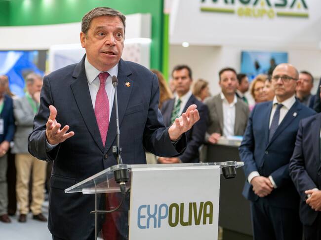 JAÉN, 14/05/2025.- El ministro de Agricultura, Pesca y Alimentación, Luis Planas, ha lanzado un mensaje de futuro al sector del aceite de oliva en España con el reto de comercializar cuatro millones de toneladas antes del año 2040, frente a las 3,2 millones comercializadas el último año, durante la inauguración de la XXII Feria Internacional del Aceite de Oliva e Industrias Afines, Expoliva 2025, este miércoles en Jaén.EFE/José Manuel Pedrosa