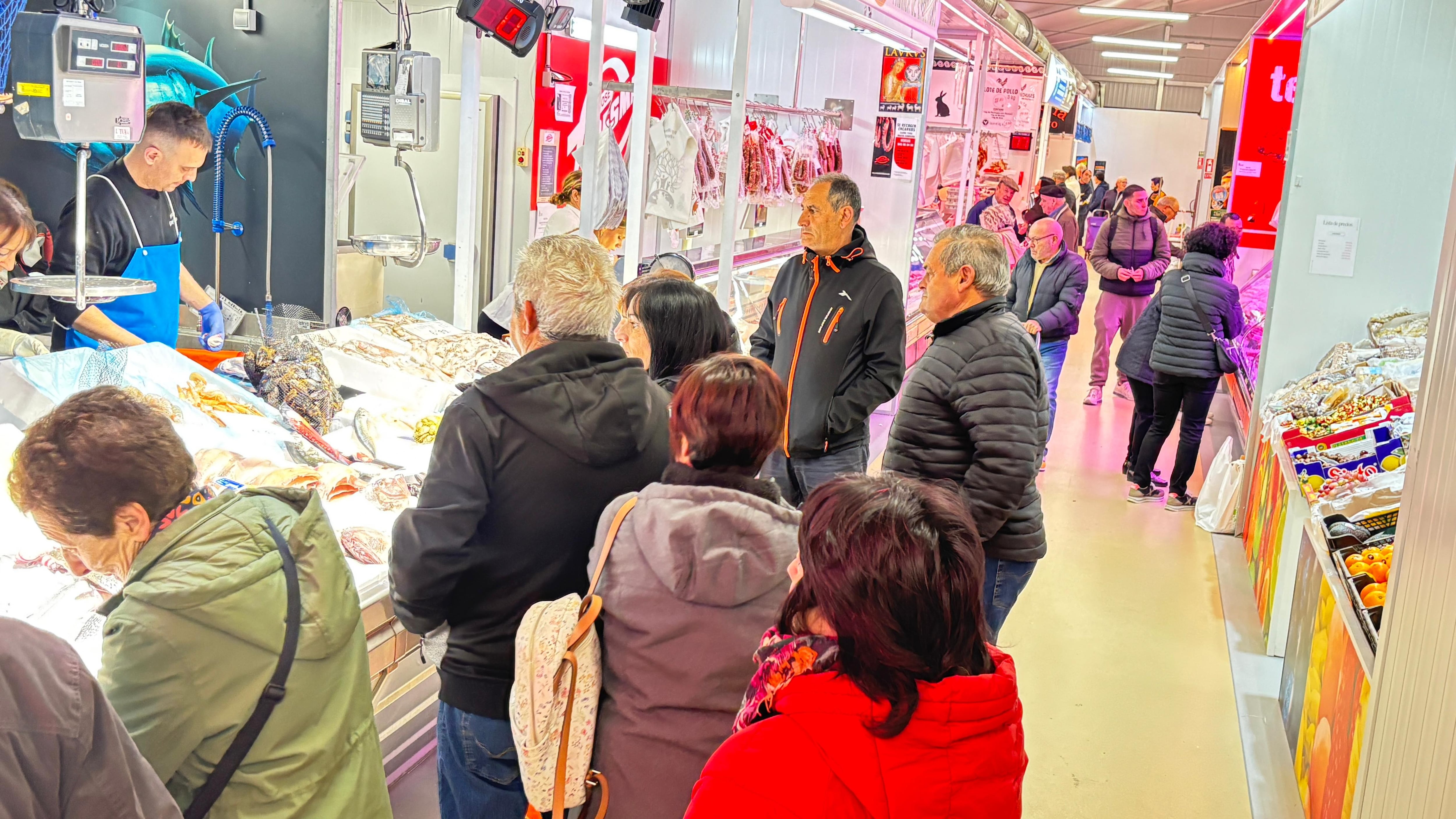 Varias personas en el Mercado de Abastos de la Plaza de la Marina de Zamora