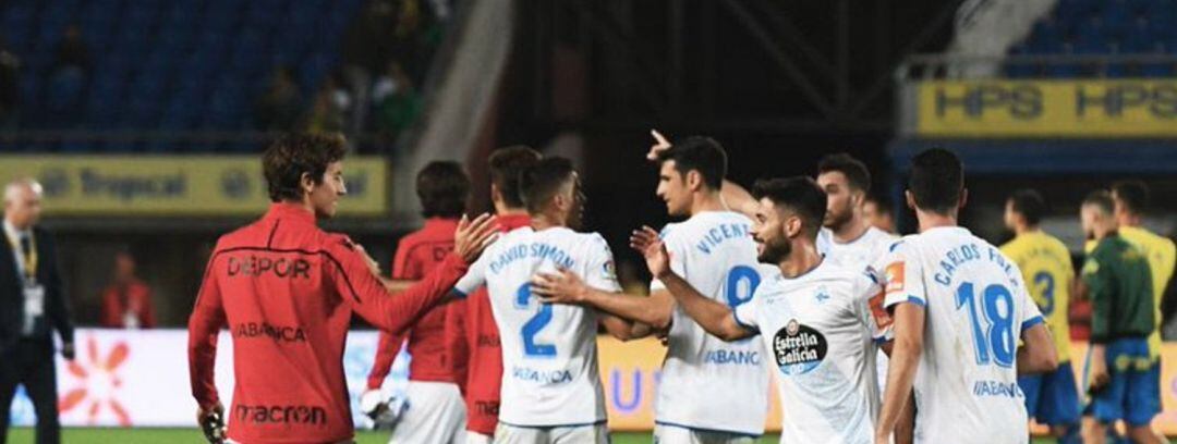 Los jugadores del Deportivo celebran el empate en las Palmas