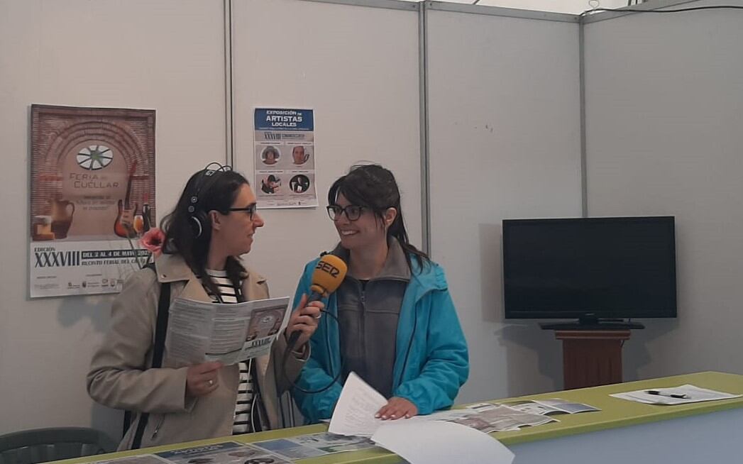 La concejal de Desarrollo Económico, Lucía Arranz, atiende los micrófonos de Radio Segovia en la Feria de Cuéllar