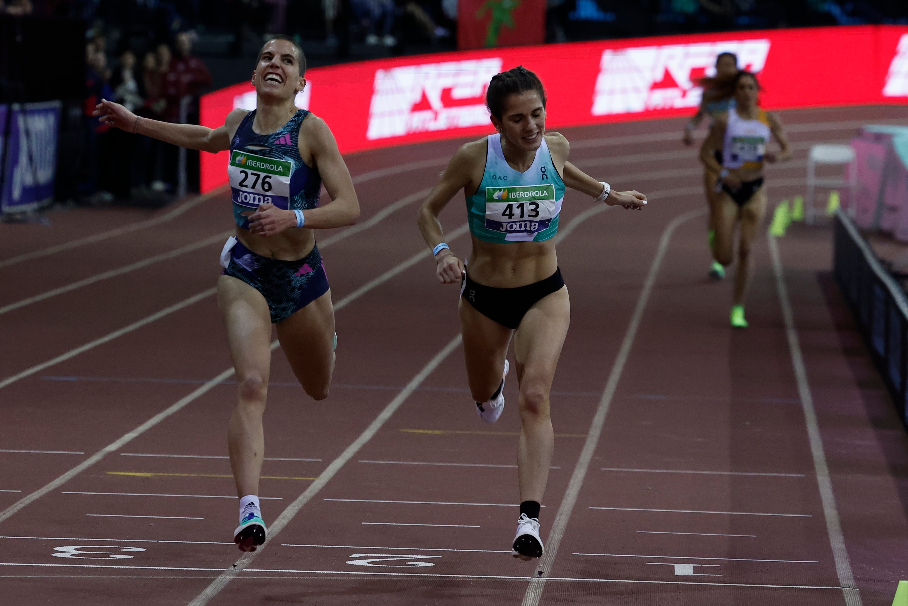 MADRID, 18/02/2023.- La atleta Marta Pérez (i) se impone a Marta García (d) en la final de 3000m del Campeonato de España de atletismo en pista cubierta que se disputa en el Polideportivo Gallur de Madrid (17-19 febrero).  EFE/ Sergio Pérez
