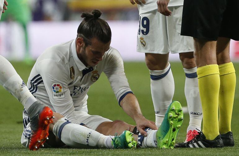 Gareth Bale tendido en el césped