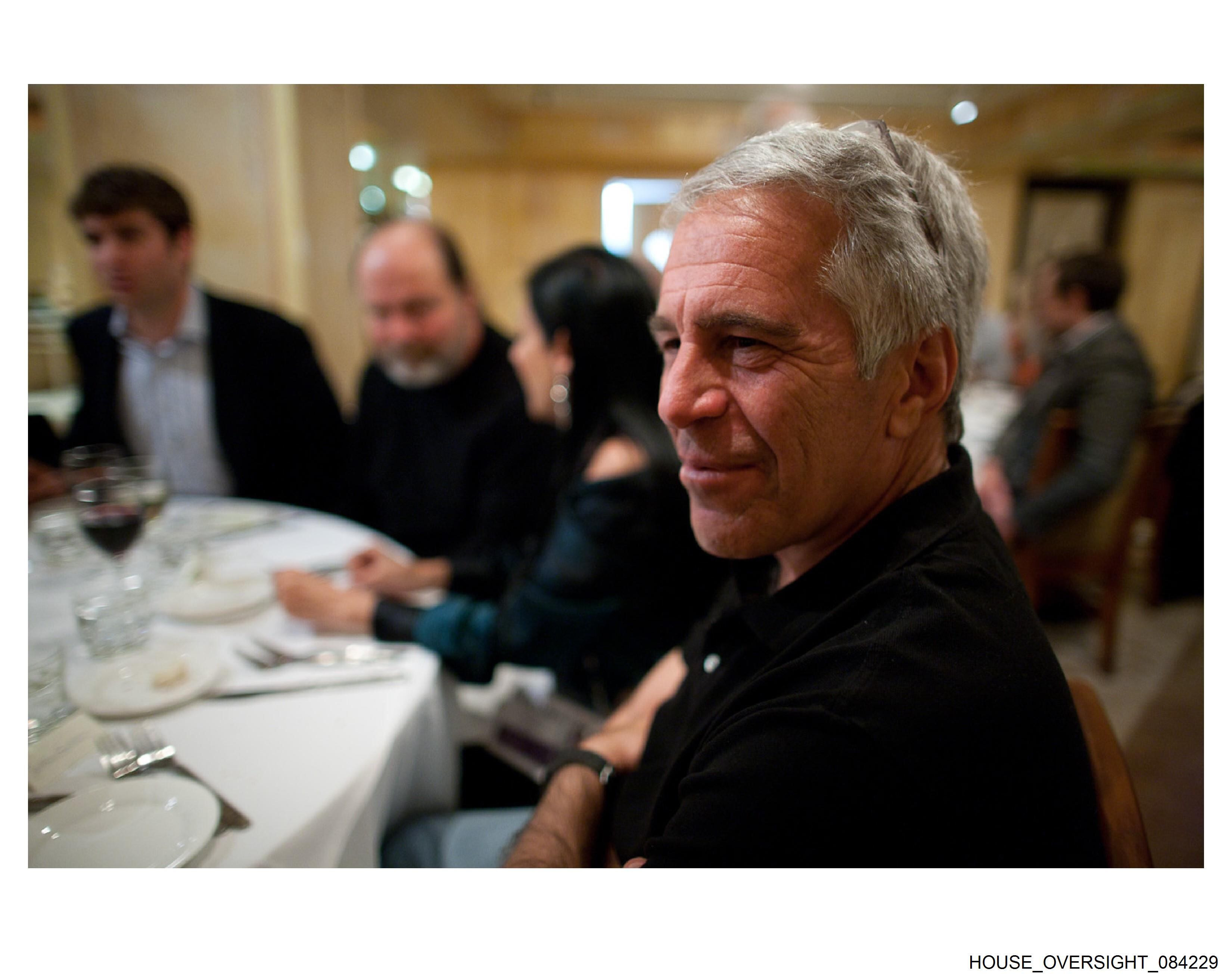 Fotografía sin fecha específica de toma, publicada por los demócratas del Comité de Supervisión de la Cámara Baja (Oversight Dems), donde aparece Jeffrey Epstein durante una cena.