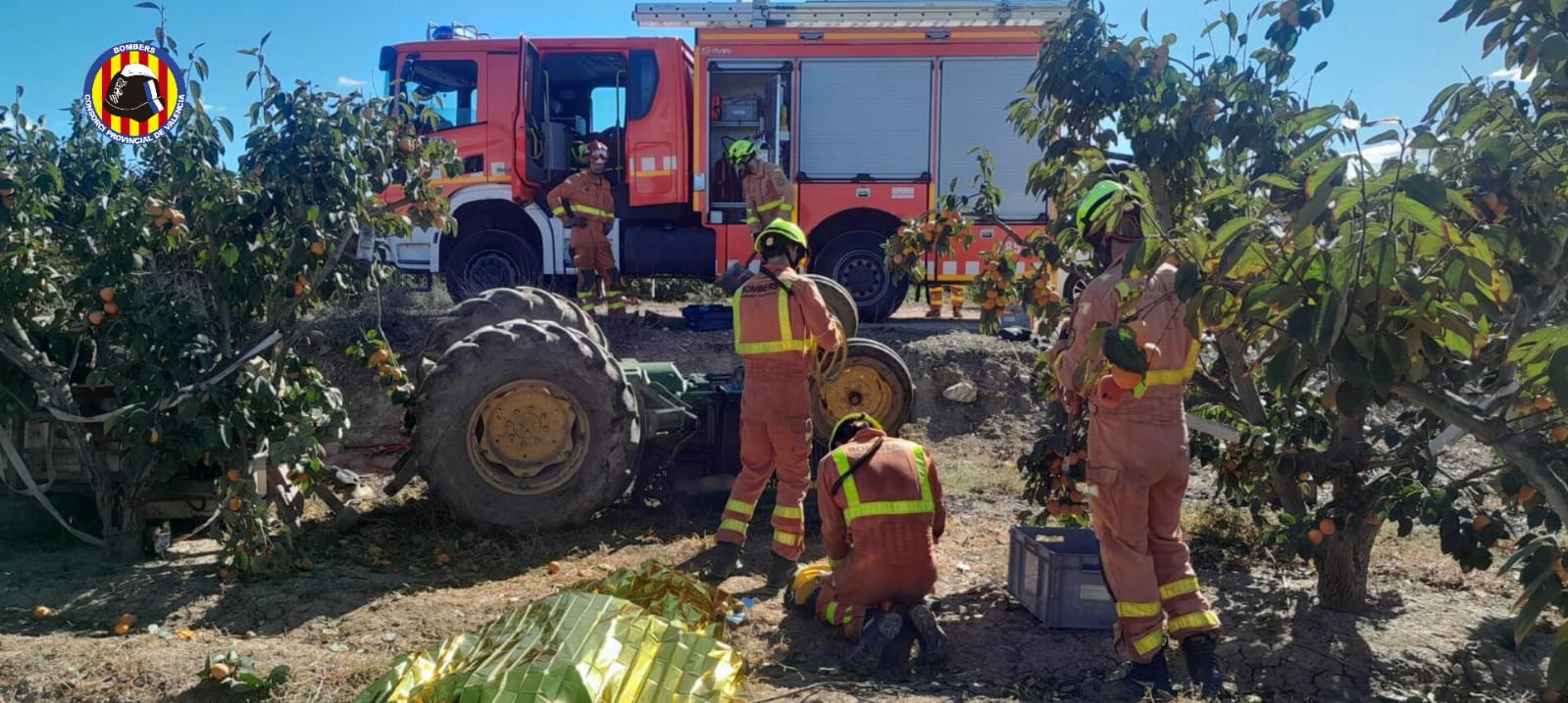 Actuación de los bomberos en accidente de tractor en Beneixida. Fuente: Bombers València