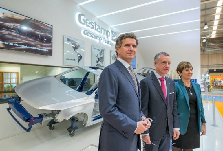 Urkullu, Tapia y el presidente de Gestamp, Francisco Riberas, durante la visita en 2014 a la fábrica inaugurada en Puebla (México)