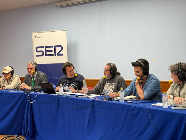 El equipo de SER Aventureros, en un momento del programa grabado en Baños de Río Tobía.