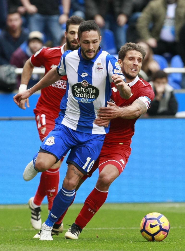 El jugador del Deportivo Florin Andone (c), junto al jugador del Sevilla Carriço (d), durante el partido de la 7ª jornada de la Liga Santander que se ha disputado en el Estadio Riazor de A Coruña.