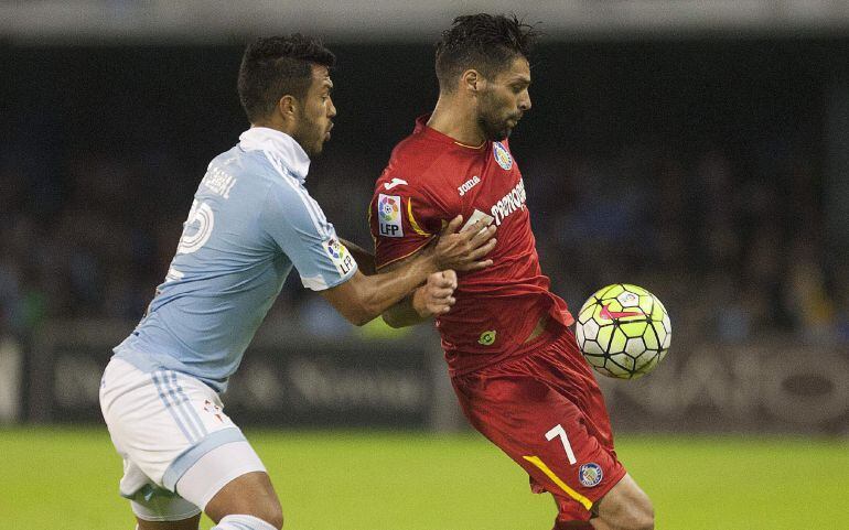 Gustavo Daniel Cabral y Ángel Lafita, luchan por el balón durante el encuentro disputado en Balaídos.