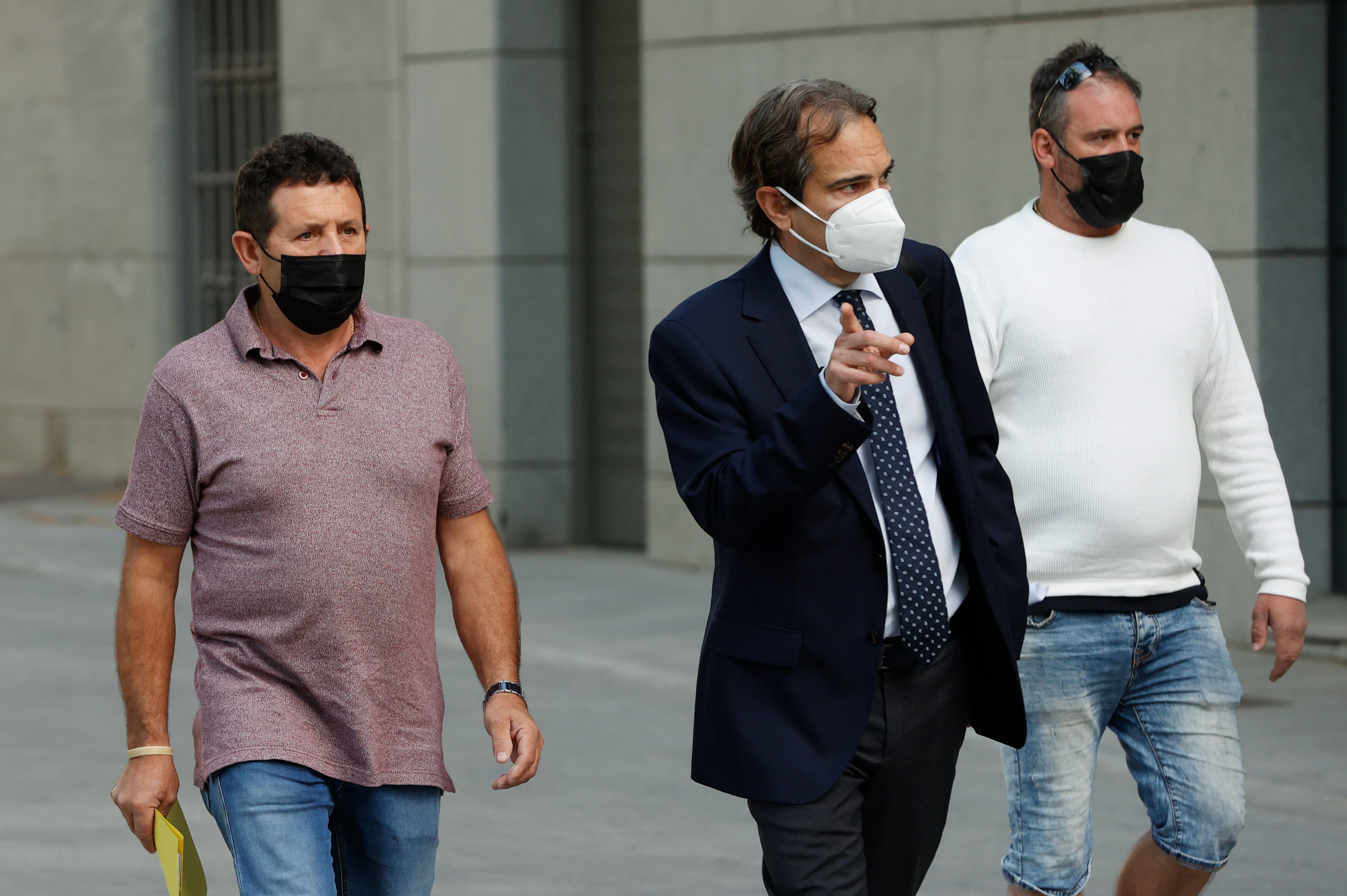 El patrón del &#039;Villa de Pitanxo&#039;, Juan Padín Costa (i), y su sobrino, Eduardo Rial Costa (d) asisten a la Audiencia Nacional en Madrid para declarar ante el juez por el naufragio del buque gallego el pasado 15 de febrero en aguas de Terranova (Canadá). EFE/ Mariscal