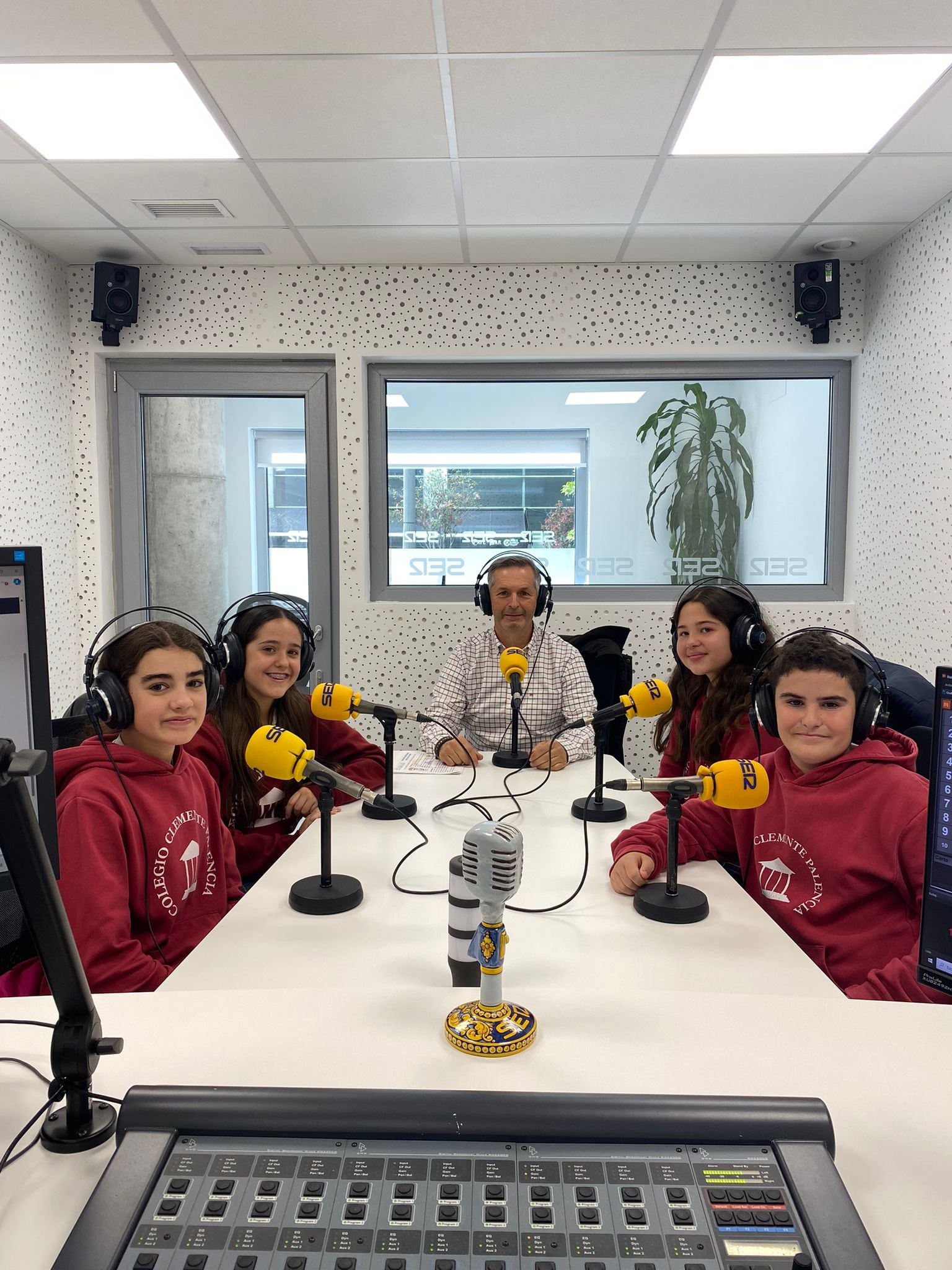 Ricardo Romano, director del colegio Clemente Palencia y un grupo de escolares del centro.