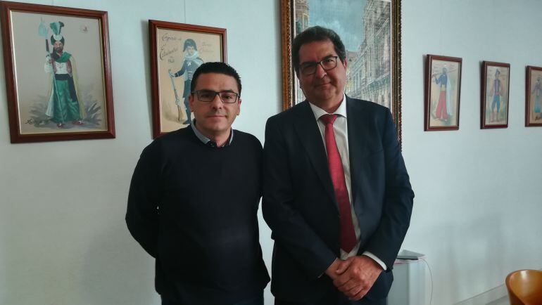 Pedro García, presidente de la Junta Central de Comparsas de Elda, junto al subdelegado del gobierno José Miguel Saval