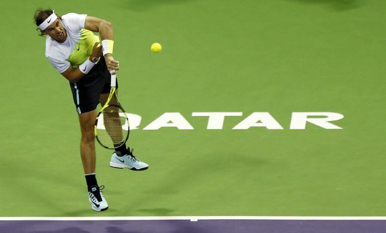 Rafael Nadal saca ante el ucraniano Illya Marchenko durante la semifinal del torneo de tenis de Doha 