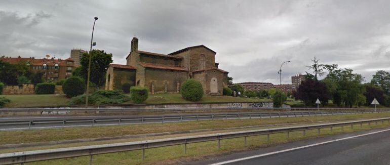 La Iglesia de San Julián de los Prados con la autopista &quot;Y&quot; en primer término