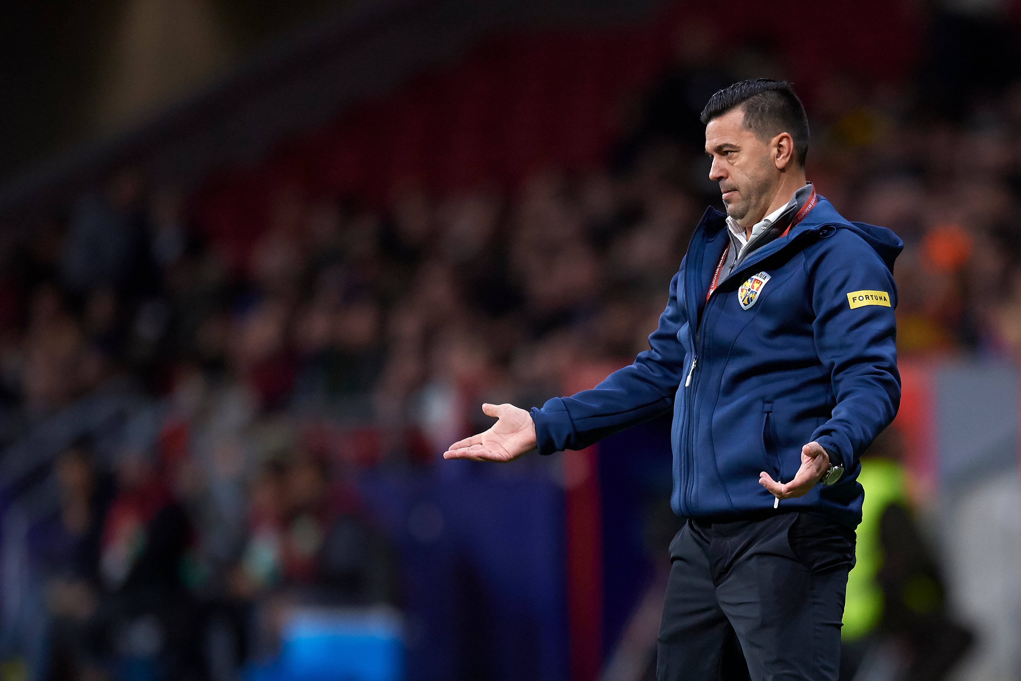 Cosmin Contra dando instrucciones durante un partido que enfrentaba a la selección rumana con la española en el clasificatorio para la Eurocopa 2020.